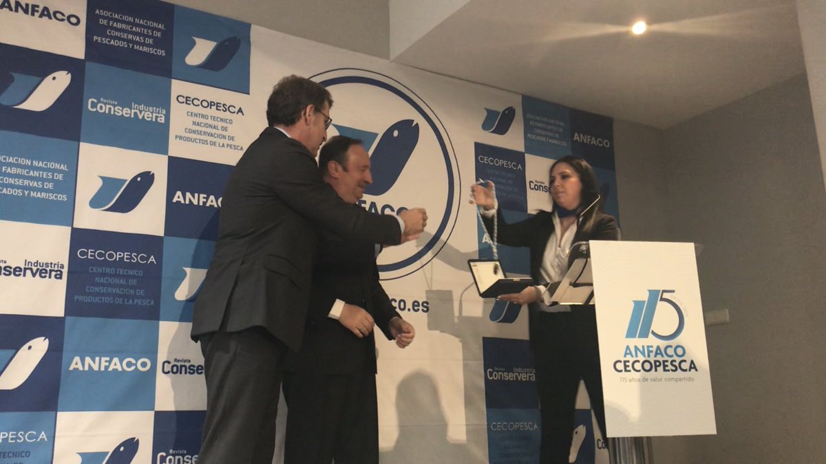 VicePteSENADO's tweet photo. @anfacocecopesca ha concedido  su Medalla de Oro  2019 al @Senadoesp  por el gran apoyo y ayuda al sector. 
En el Círculo de Empresarios de Galicia (VIGO)  @FeijooGalicia  ha impuesto la Medalla de Oro 2019 al VicePte Senado Pedro Sanz https://t.co/c9G55NbPUJ