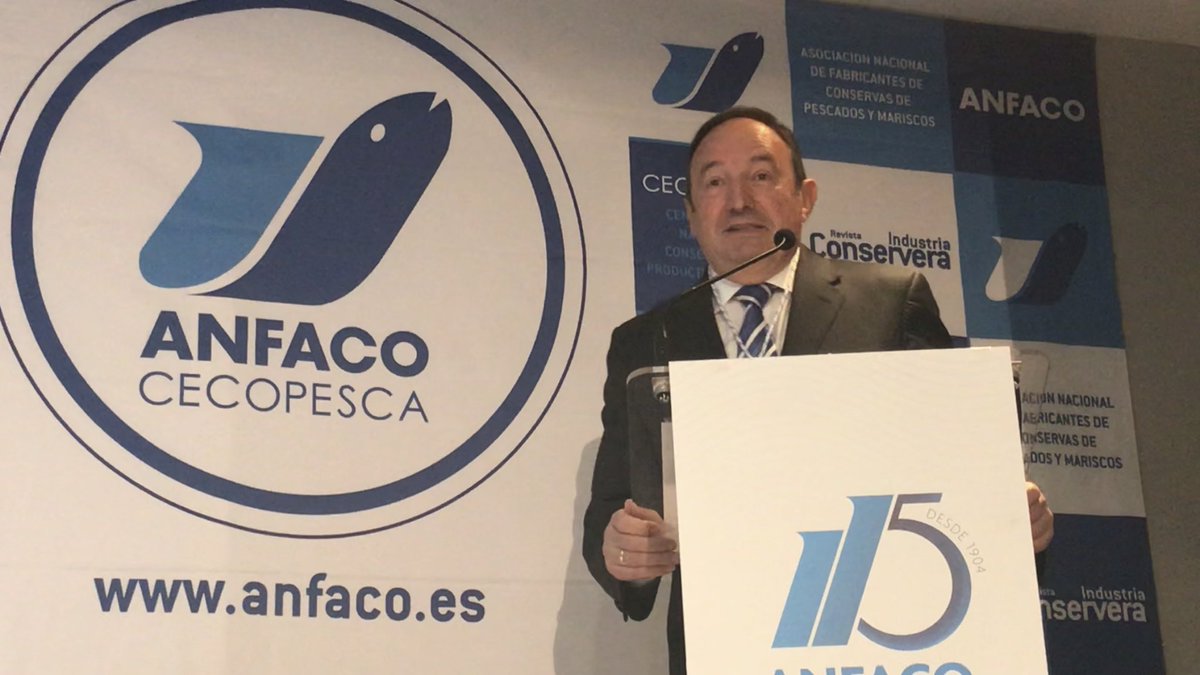 VicePteSENADO's tweet photo. @anfacocecopesca ha concedido  su Medalla de Oro  2019 al @Senadoesp  por el gran apoyo y ayuda al sector. 
En el Círculo de Empresarios de Galicia (VIGO)  @FeijooGalicia  ha impuesto la Medalla de Oro 2019 al VicePte Senado Pedro Sanz https://t.co/c9G55NbPUJ