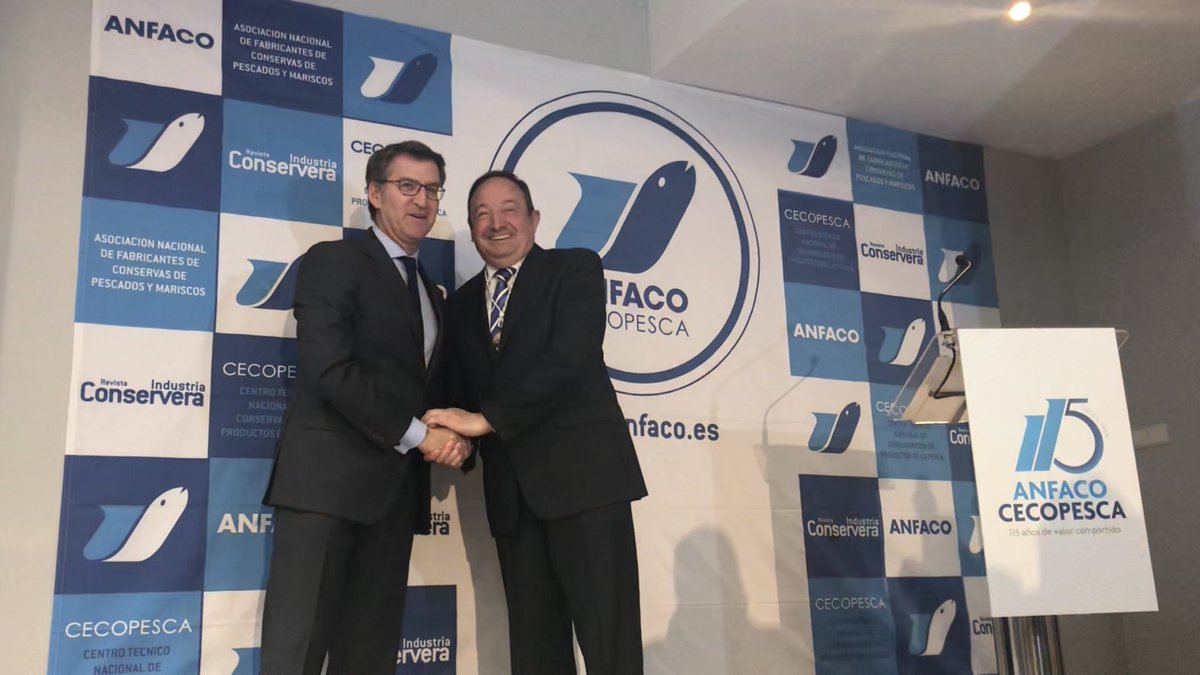 VicePteSENADO's tweet photo. @anfacocecopesca ha concedido  su Medalla de Oro  2019 al @Senadoesp  por el gran apoyo y ayuda al sector. 
En el Círculo de Empresarios de Galicia (VIGO)  @FeijooGalicia  ha impuesto la Medalla de Oro 2019 al VicePte Senado Pedro Sanz https://t.co/c9G55NbPUJ