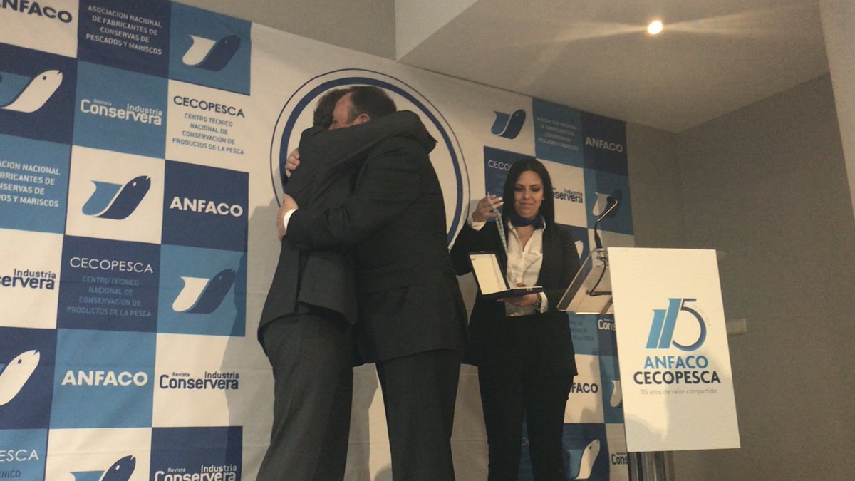 VicePteSENADO's tweet photo. @anfacocecopesca ha concedido  su Medalla de Oro  2019 al @Senadoesp  por el gran apoyo y ayuda al sector. 
En el Círculo de Empresarios de Galicia (VIGO)  @FeijooGalicia  ha impuesto la Medalla de Oro 2019 al VicePte Senado Pedro Sanz https://t.co/c9G55NbPUJ