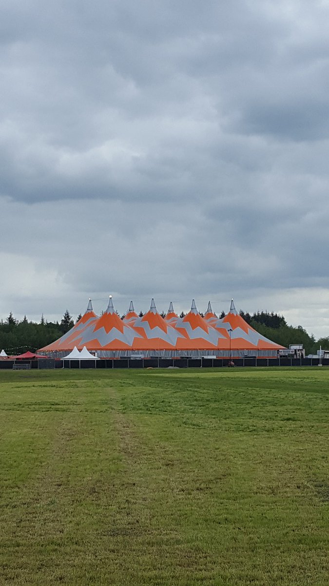Waar een klein dorp al niet groots in kan zijn! Na een mooie koningsdag vanavond Oranjebal Power. We hebben er zin in. #oranjefestivalrenswoude #renswoude #oranjebalpower #kasteeldorp