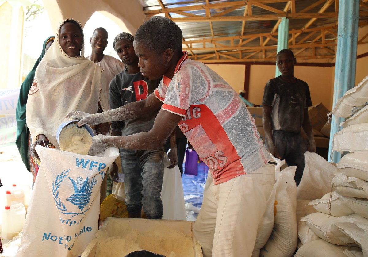 BaldeBaaba's tweet photo. What if everyone at all times had adequate access to nutritious food 💭🍚? Won’t it be great?🤔
This is not just a thought, this is reality !!!
@WFP in #Cameroon is working diligently to achieve, this reality of #ZeroHunger in #Cameroon.

Photos:@WFP/EMILYPINNA https://t.co/Ue4Dy8Wxsq