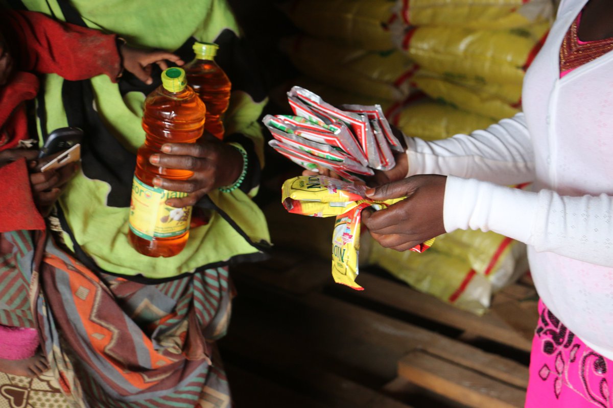 BaldeBaaba's tweet photo. What if everyone at all times had adequate access to nutritious food 💭🍚? Won’t it be great?🤔
This is not just a thought, this is reality !!!
@WFP in #Cameroon is working diligently to achieve, this reality of #ZeroHunger in #Cameroon.

Photos:@WFP/EMILYPINNA https://t.co/Ue4Dy8Wxsq