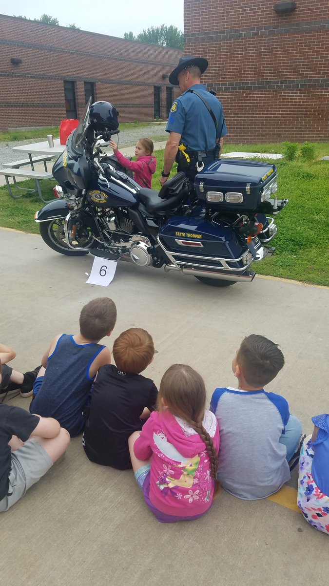 CherylGayer's tweet photo. Career day 2019
#seneca_elem #senecar7 https://t.co/tjvhZt9ZRK