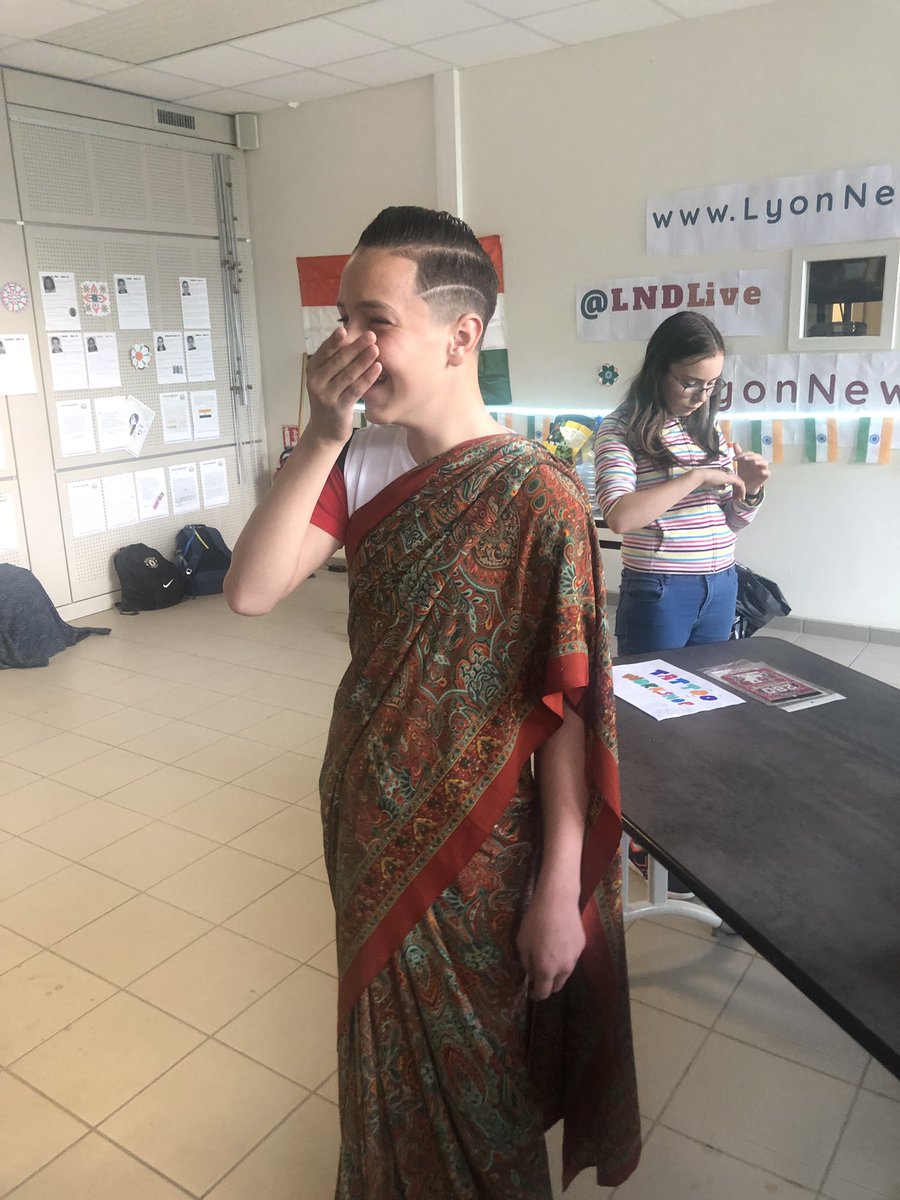 Frehindi's tweet photo. L’atelier Saree à collège Maria Casares à Lyon en France aujourd’hui par les élèves indiens @IndAmbFrance @Indian_Embassy @IndAmbFrance @FranceinIndia @LNDLive @CgeMariaCasares https://t.co/Bmw9UjFQu8