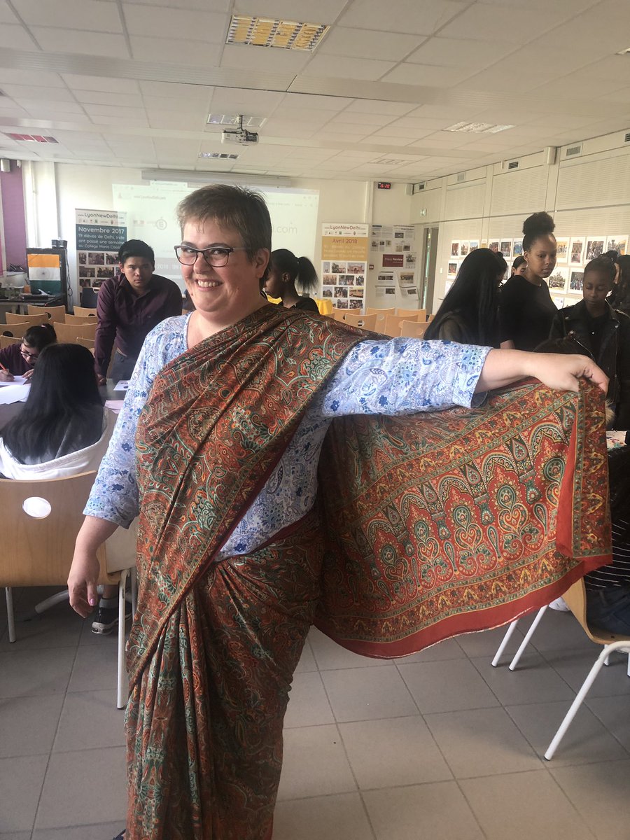 Frehindi's tweet photo. L’atelier Saree à collège Maria Casares à Lyon en France aujourd’hui par les élèves indiens @IndAmbFrance @Indian_Embassy @IndAmbFrance @FranceinIndia @LNDLive @CgeMariaCasares https://t.co/Bmw9UjFQu8