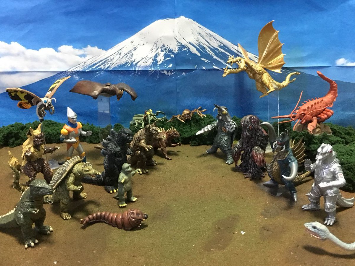 タカ Kom Twitter પર ゴジラが率いる仲間たちと悪役怪獣軍団が激突 キングオブモンスターズよりも更に多い総勢20体によるブンドド遊びなのだ ゴジラ Godzilla Hgゴジラクロニクル 怪獣総進撃 オモ写