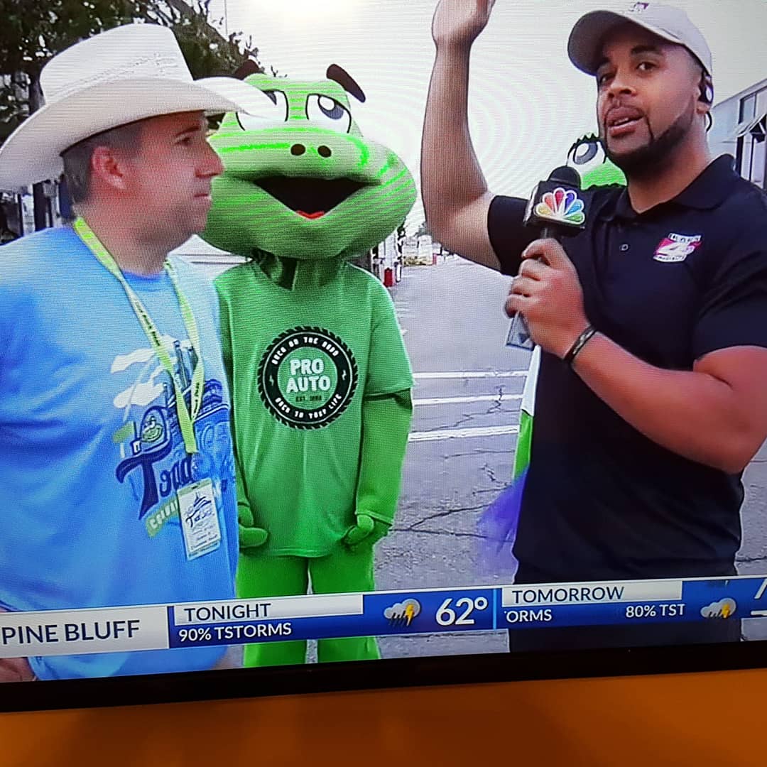 RavnaofErebor's tweet photo. You can't help but smile when you see ProAuto Croaker and DJ from @KARK4News at @ToadSuckDaze #ConwayArkansas #ToadSuckDaze https://t.co/YVtbf2qw5a