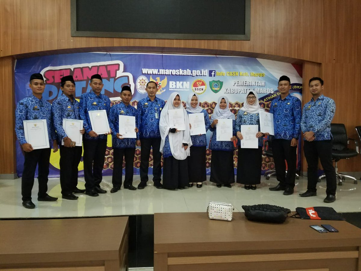 ossahydrams's tweet photo. Akhirnya #PemkabMaros serah terima SK tanggal 2 seraya memeringati hardiknas 😍😍😍😍 @BKNgoid https://t.co/dOCydXMZgm