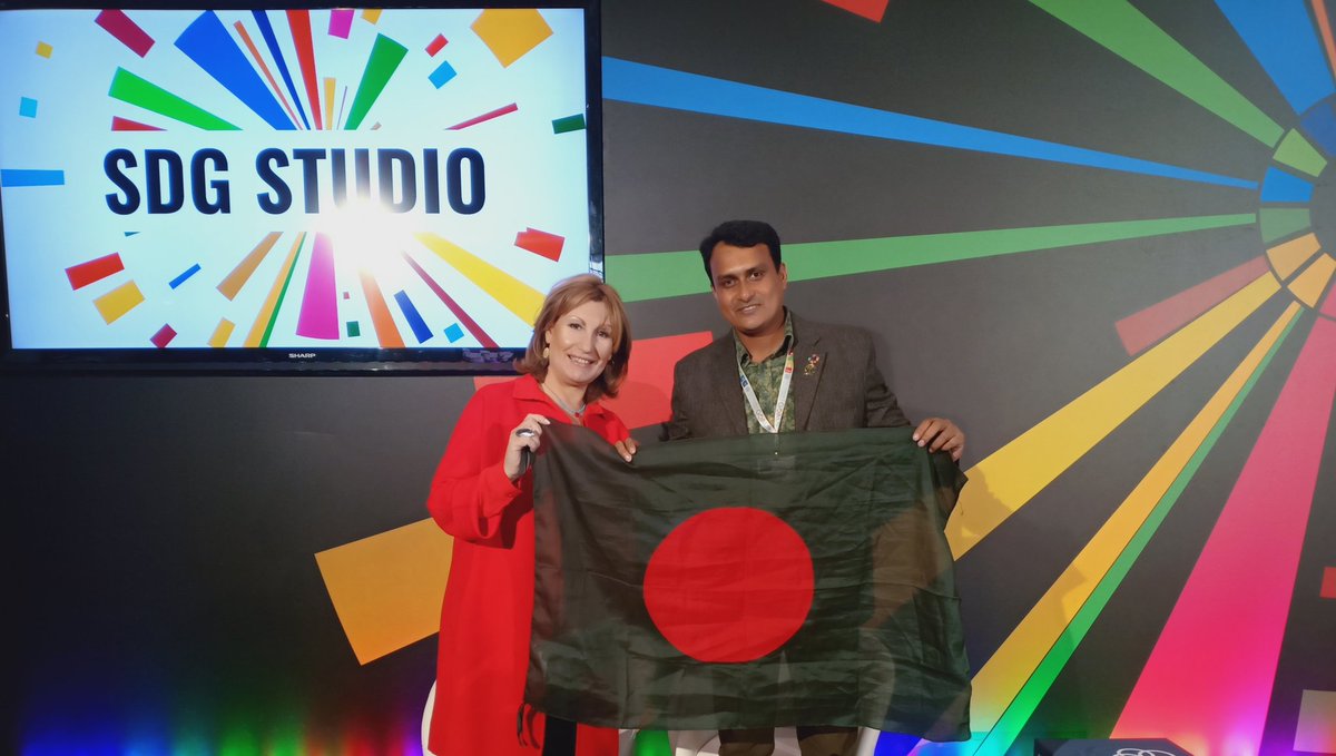 MuqitRasel's tweet photo. With UN Governance Secretary at SDG Studio! https://t.co/XxWQolQ0Am