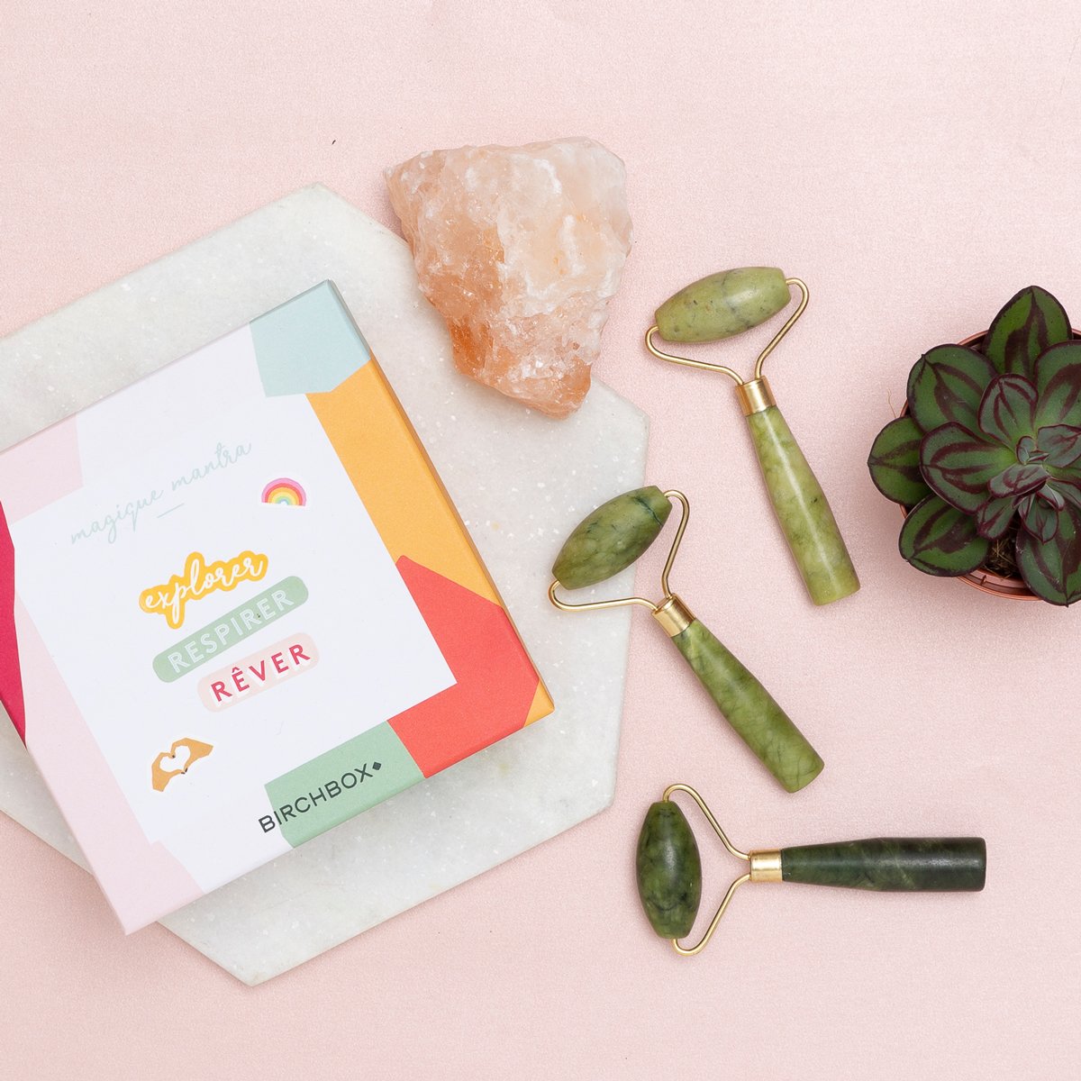 Dans toutes vos box de mai, on a glissé ce Magic Roller en pierre de jade de la marque Mélusine Cosmetics 🤗 Il resserre les pores, favorise l’éclat de la peau et réduit les cernes 😍 Par ici pour recevoir votre box birch.ly/2VHwmV4 😇 #birchboxfr