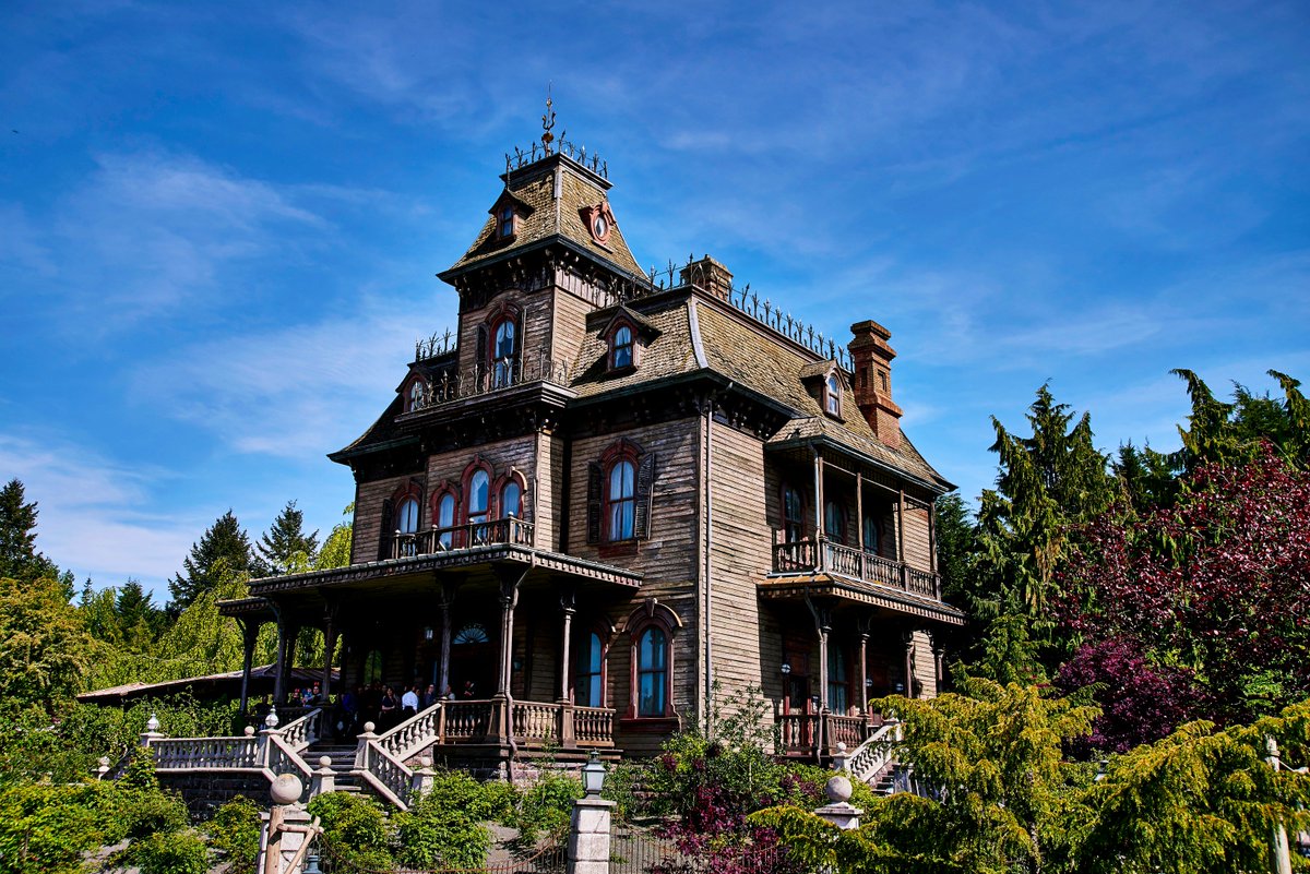 Après la réhabilitation la plus importante de son histoire, l’attraction iconique #PhantomManor de <a href="/DisneylandParis/">Disneyland Paris</a> vous ouvre ses portes. Ses décors et ses effets spéciaux vous plongeront dans une expérience plus immersive que jamais.