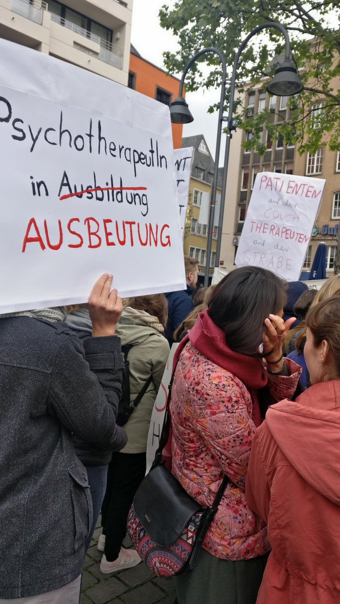 PiA_KJP's tweet photo. Für 12 weitere Jahre mit Master Abschluss für 3,03€/Stunde arbeiten
Siggi ist sauer, @jensspahn !!! 

Mit
@WDR
@piaterin
@NrwPia
@know_PiA
#piaimstreik
#lifeofpia
#wirsindPsychotherapie https://t.co/VxFrvoyZaP