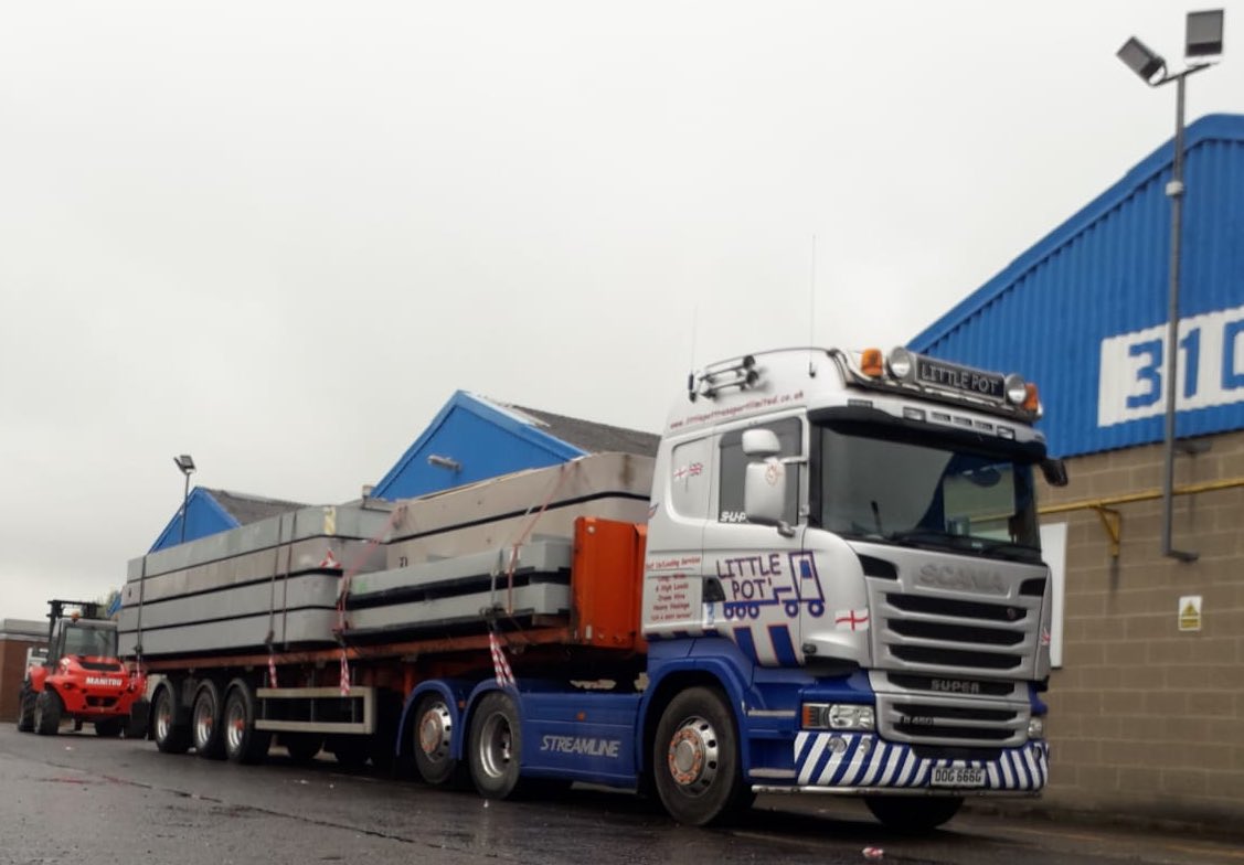 LittlePotTpt's tweet photo. DOG 666G collecting another load of scrap signs from West Hallam 🚛 #LittlePot #Scania #Roadhaulage #generalhaulage #transport #SilverFORS #flattrailer #wideload https://t.co/6YKnwErPgQ