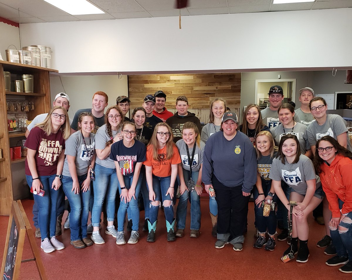 AlsPopcorn's tweet image. One of the things we really love to do is to educate our youth!  This week, we had the Ridgewood FFA in to learn about how popcorn is made and to pick up some of our gourmet popcorn.  What a great group of young men and women!
#alspopcorn #popcorn #tours #gourmet #ridgewoodFFA