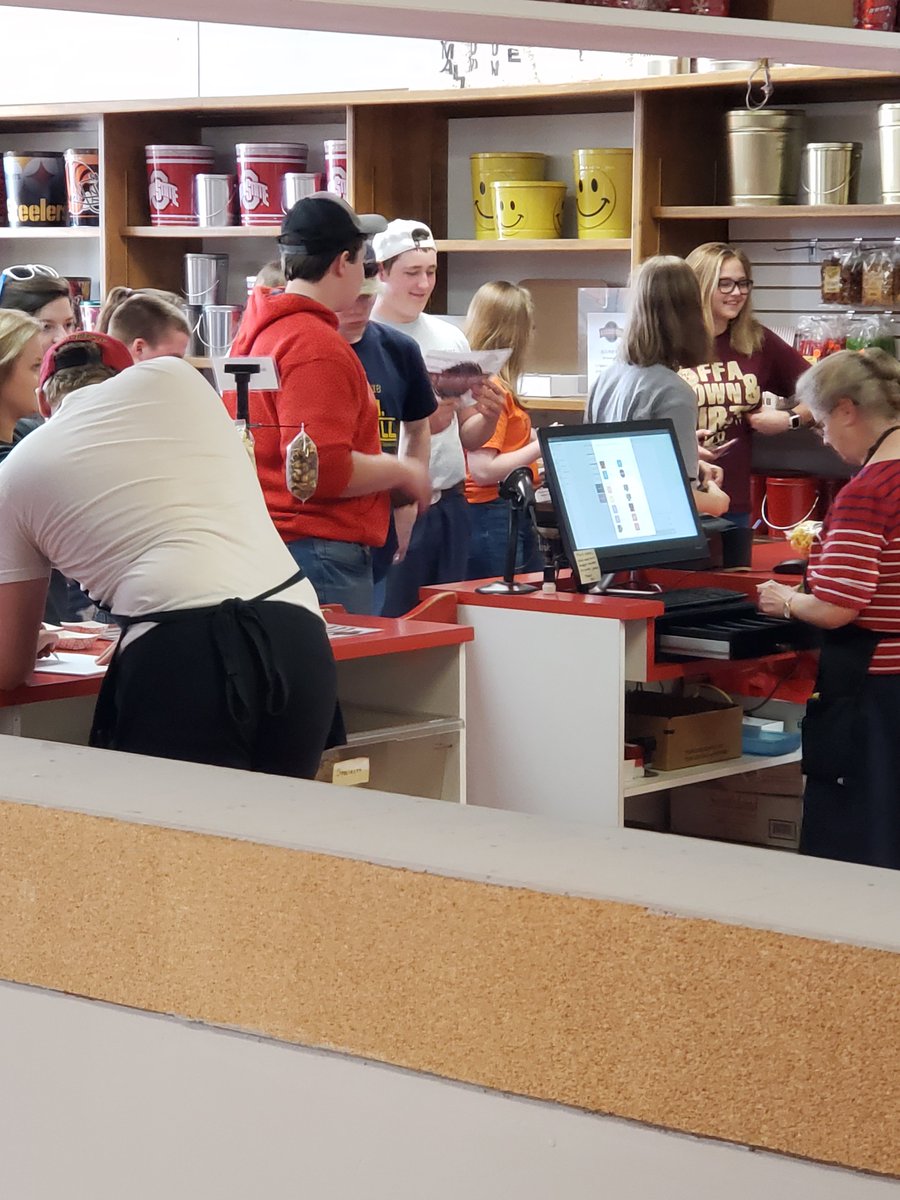 AlsPopcorn's tweet image. One of the things we really love to do is to educate our youth!  This week, we had the Ridgewood FFA in to learn about how popcorn is made and to pick up some of our gourmet popcorn.  What a great group of young men and women!
#alspopcorn #popcorn #tours #gourmet #ridgewoodFFA