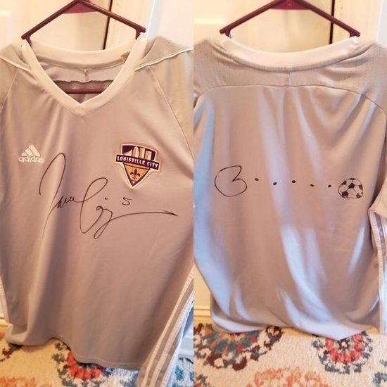 LouCoopers's tweet photo. We've got TWO charity auctions this month supporting @ActiveHeroes: a one of a kind LouCity painting, and a signed @pacmangigi kit that also sports a little artwork.

https://t.co/SS8BXcC7Xv

https://t.co/ctVYcVOdnc https://t.co/FPur3Uf6tY