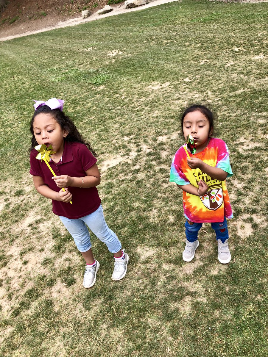 BEprek's tweet photo. In our book “Gilberto” we learned that wind makes pinwheels move. We tested it out with natural wind and our own created wind! @APSGardenHills @aps_OEL https://t.co/dGjbbyEIkx