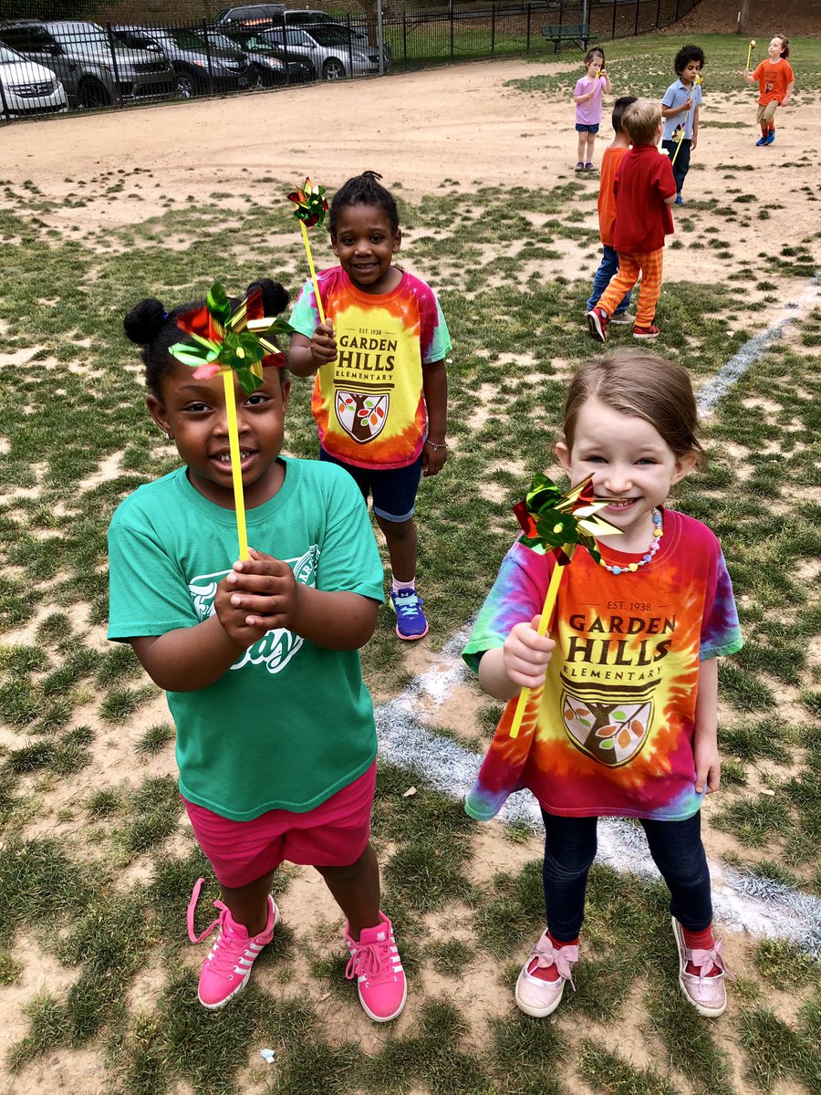 BEprek's tweet photo. In our book “Gilberto” we learned that wind makes pinwheels move. We tested it out with natural wind and our own created wind! @APSGardenHills @aps_OEL https://t.co/dGjbbyEIkx