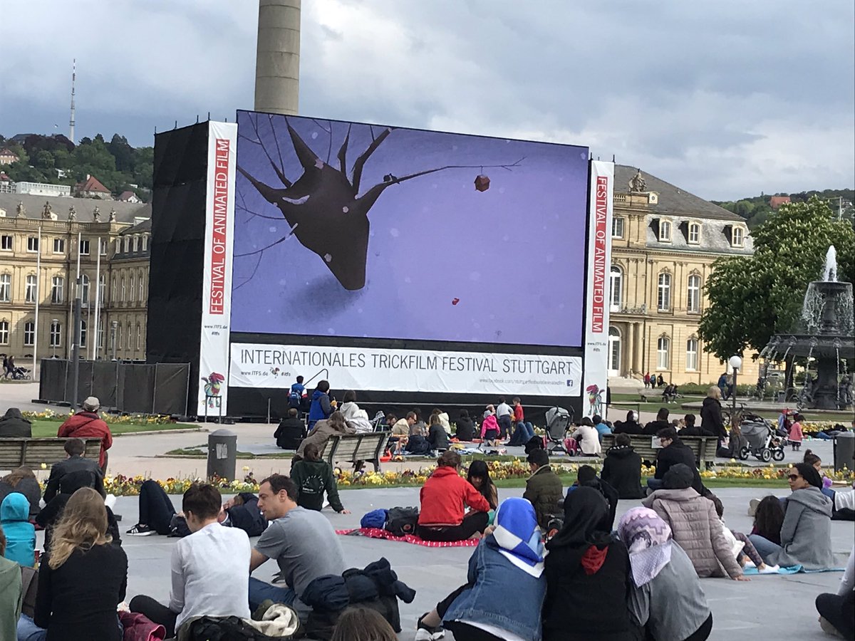 Schlossplatz gut gefüllt. Auf der großen Kinoleinwand, kann man bis zum 05. Mai ab 14:00 Uhr Trickfilme für klein und groß genießen. <a href="/itfs/">Stuttgart Festival of Animated Film (ITFS)</a>  (A.N) #Trickfilmfestival19 #Stuttgart