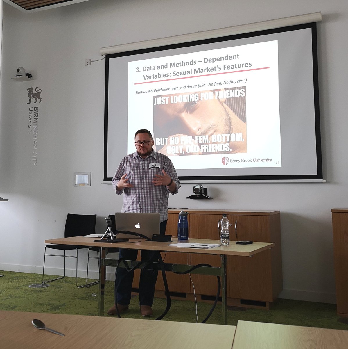 screeningsex's tweet photo. Robert Cserni on dating, rating and sexual capital in virtual sexual markets i.e. Grindr (with users as self-objectified sexual commodities) #mascnet https://t.co/LURuPXMYg8