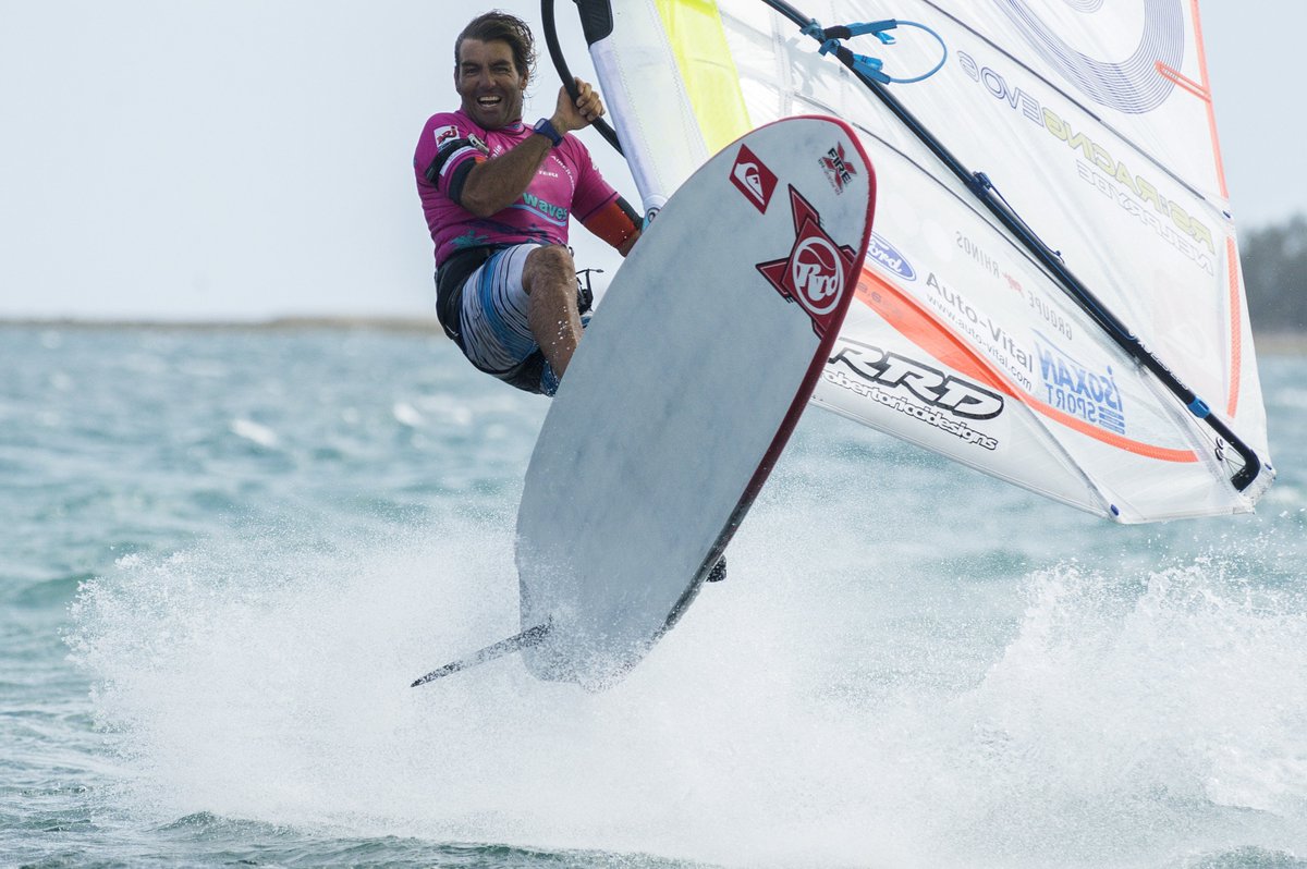 Rencontre avec Antoine Albeau avant son départ au Japon pour les Championnats du monde de windsurf #iledere <a href="/FFVoile/">FFVoile</a> <a href="/antoinealbeau/">Antoine Albeau</a> #windsurf
►france3-regions.francetvinfo.fr/nouvelle-aquit…