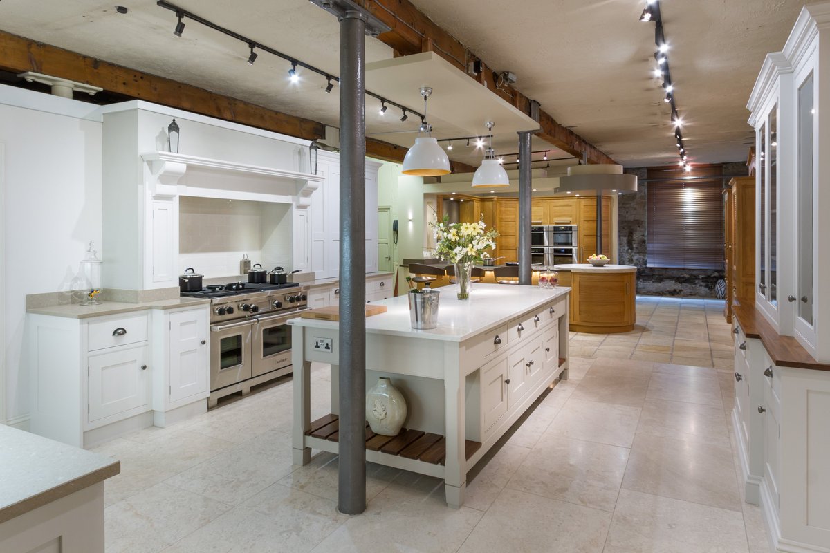 SimpsonsColne's tweet photo. Wishing all our followers a lovely weekend. We're open Saturday 12.30-4 and 9-5 on Bank Holiday Monday. Why not visit our stunning showroom? #kitchens #bedroom #bathrooms #avrooms #studies #bootrooms https://t.co/uICpytq4L3