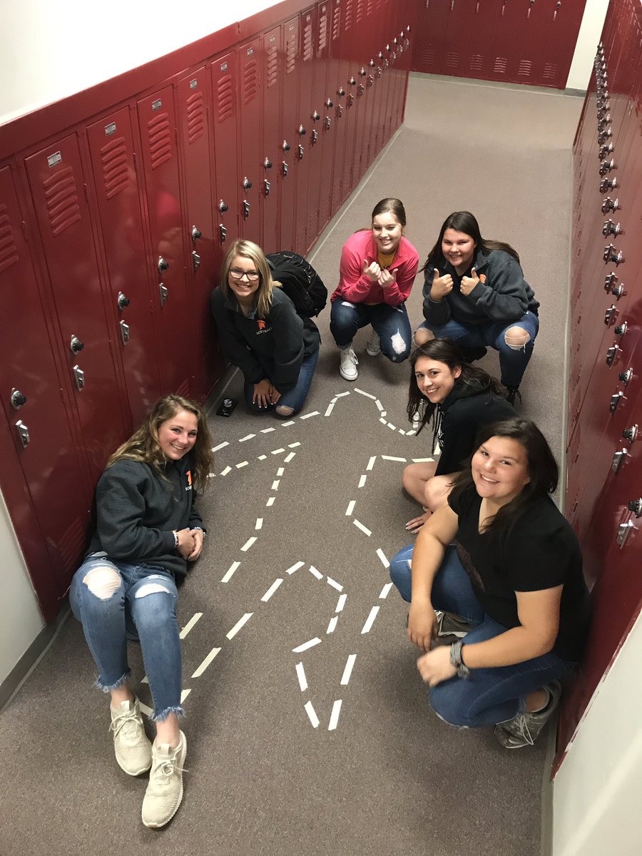 kimraybaldwin's tweet image. Nick Bottom is missing and these ENGII students (studying Shakespeare) ‘A Midsummer’s Nights Dream’ are getting to the bottom of it! #drivestudentsuccess #maximizingresources @InmanSchools