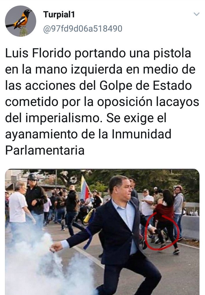 Ji_Predicciones's tweet photo. Ver para creer: De verdad que parece ser cierto que para ser chavestia también hay que ser bruto. En la foto se ve claramente que se trara de un teléfono móvil (celular) y lo quieren hacer pasar por un arma de fuego. ¡Qué imbéciles! https://t.co/eXcBBsjAjd
