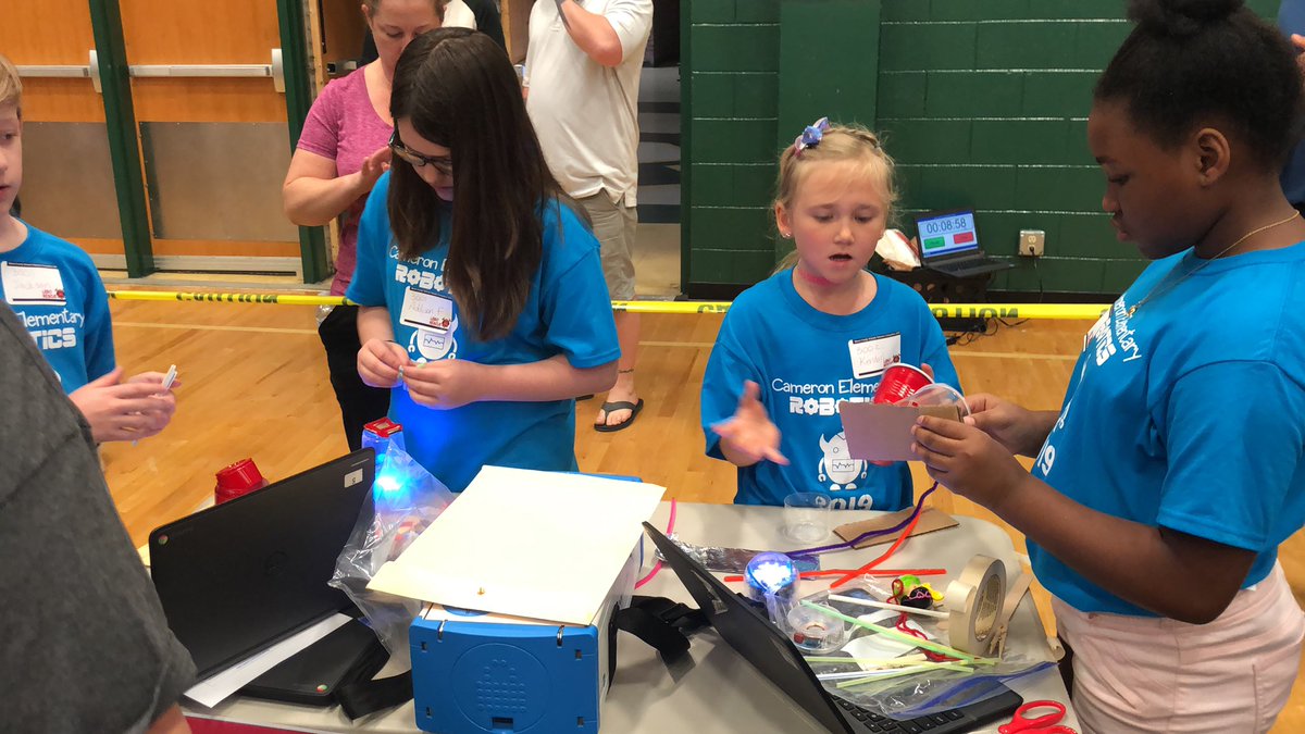 sarahlaseiler's tweet photo. Cameron Elementary students brainstorming for the Sphero engineering challenge! 🤖@Sphero @SpheroEdu @MCSDigital @clint_rogers21 #k5engineers #mcsrobotics https://t.co/yZBg9UiJH4