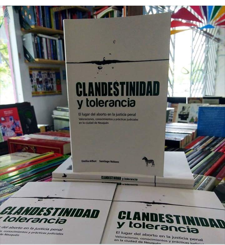 cosecharoja's tweet photo. ¡Estamos a full con los sorteos! Hoy queremos regalarles el libro "Clandestinidad y tolerancia. El lugar del aborto en la justicia" de Emilia Alfieri y Santiago Nabaes. #SorteoCosecha
🔥 Participa dando RT
⌛ Hasta el lunes 06/05
📍El libro se retira en Capital Federal https://t.co/mRfKKVgD5S