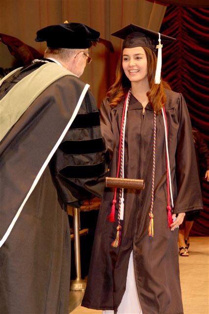 juliana_evans's tweet image. I miss living abroad! Bachelors in Communications 5 years back #throwback #proudmoment #classof2014 #broncos #WMU #bachelorsdegree