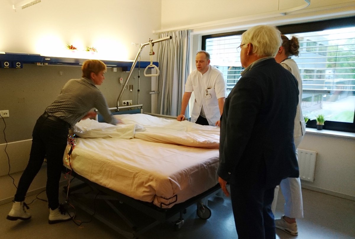 shossontwits's tweet photo. Vandaag werd in het @WZA_Ziekenhuis het eerste #koppelbed in Drenthe aangeboden . #trots https://t.co/v1eoDaDrNb