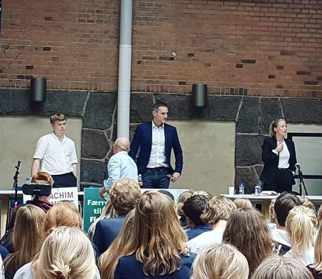 SofieGroth1's tweet photo. Debat om klima+ uddannelse på Aurehøj gym med 800 unge og @RasmusJarlov @sofiecn  @JoachimBOlsen  og ja, det er dyrt! Men det er penge statskassen har, hvis man vælger at prioritere rigtigt! #klimavalg #sofiesvalg #dkmedier #dkpol #Alternativet https://t.co/3T3huaAW89