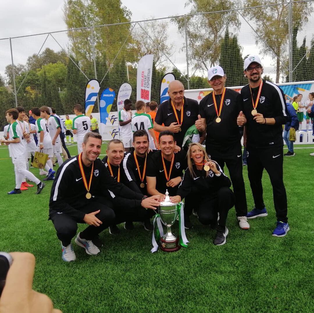 JLMartinToro's tweet photo. 🏆🥇CAMPEONES DE ESPAÑA 2019🇳🇬⚽️ 
“Si difícil es ser campeón un año,imaginaros dos seguidos!”
Vamos Andalucía!💪🏼💪🏼 #generacion2007 
#somosDeOro #andaluzasub12f8 #campeonatoespañasub12 #ValoresdeCampeonæs https://t.co/DpXdhFzpyr