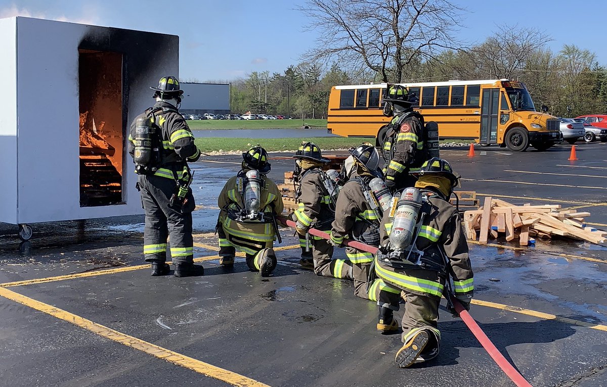 TCDuPage's tweet image. This is only a TEST! Instructor Rubo’s Fire Science students participate in safety extinguishing cell burns! #cteeducation #firstrespondertraining #FridayFeeling Thank you @AddisonFPD for your support! 🚒💯🧯