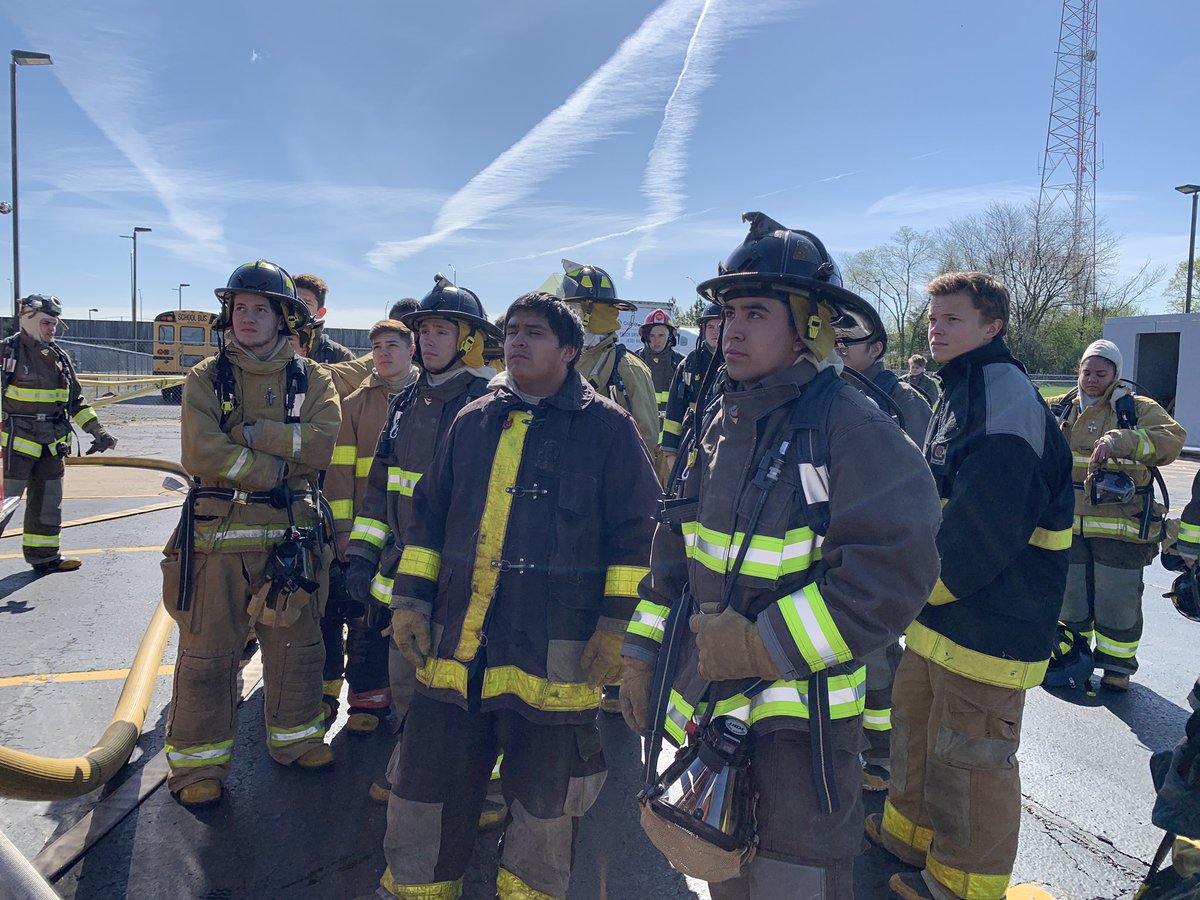 TCDuPage's tweet image. This is only a TEST! Instructor Rubo’s Fire Science students participate in safety extinguishing cell burns! #cteeducation #firstrespondertraining #FridayFeeling Thank you @AddisonFPD for your support! 🚒💯🧯