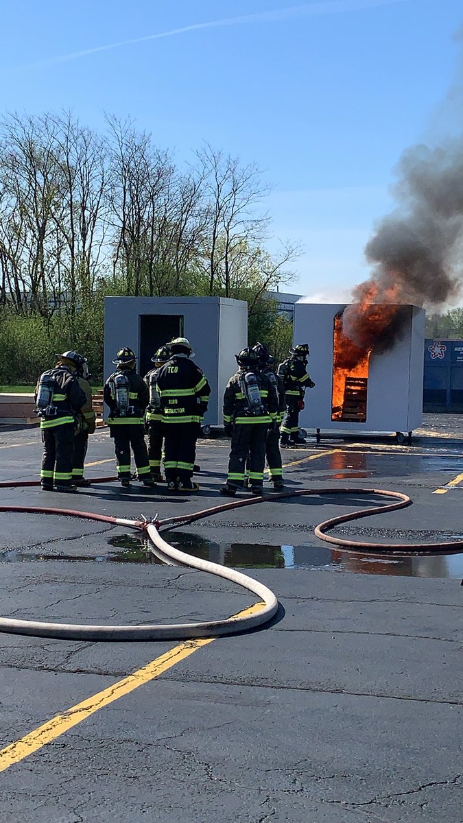 TCDuPage's tweet image. This is only a TEST! Instructor Rubo’s Fire Science students participate in safety extinguishing cell burns! #cteeducation #firstrespondertraining #FridayFeeling Thank you @AddisonFPD for your support! 🚒💯🧯