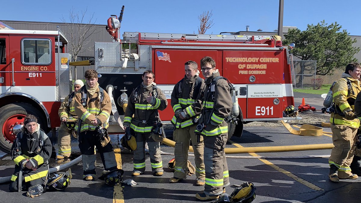 TCDuPage's tweet image. This is only a TEST! Instructor Rubo’s Fire Science students participate in safety extinguishing cell burns! #cteeducation #firstrespondertraining #FridayFeeling Thank you @AddisonFPD for your support! 🚒💯🧯