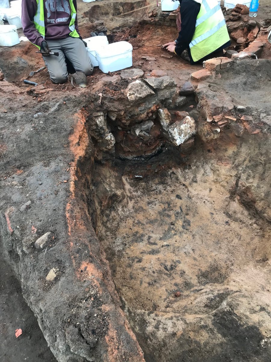 MAParchPractice's tweet photo. A few shots taken at the end of another week on this fantastic site. The pots just keep coming #Romansite #medievalpotterykiln https://t.co/7dCfkPJRiI