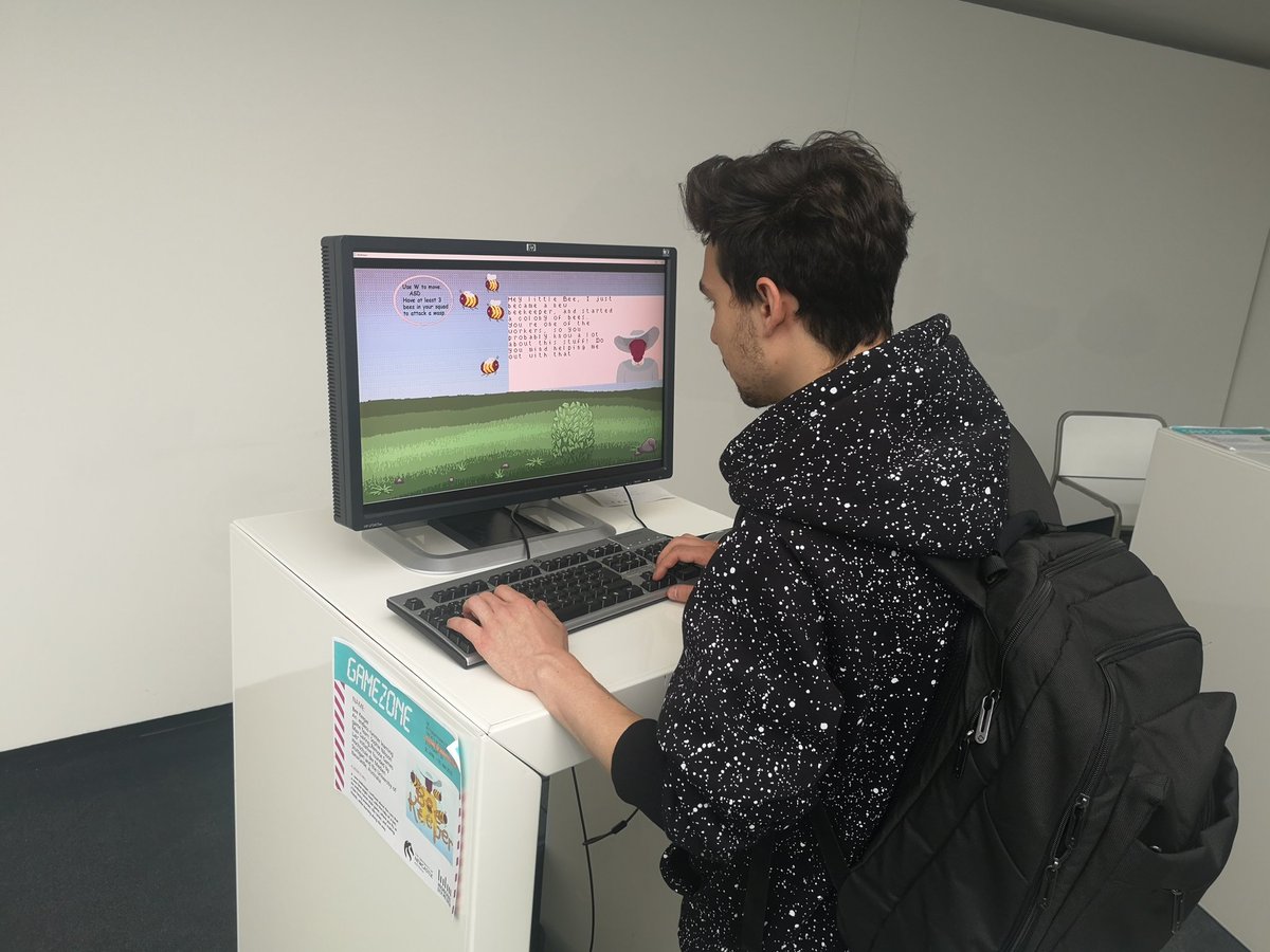 In #BeeKeeper, einem Spiel der <a href="/hdm_stgt/">Hochschule der Medien (HdM)</a> und der University of Newcastle, Australia, lernt man auf spieltisch weise über Bienen, Honigproduktion und mehr. (S. B.) #Gamezone