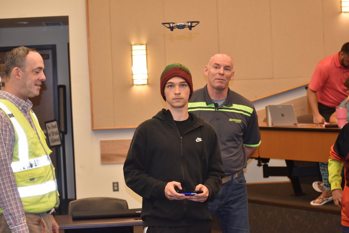 SCCSDWarriors's tweet photo. Peter Cimino, a licensed commercial drone pilot and owner of @BuffaloPerspec1, visited this morning to share tips and advice with our students about ways to make a living flying drones. #SCCSDWarriors https://t.co/0D9s8zIN6l