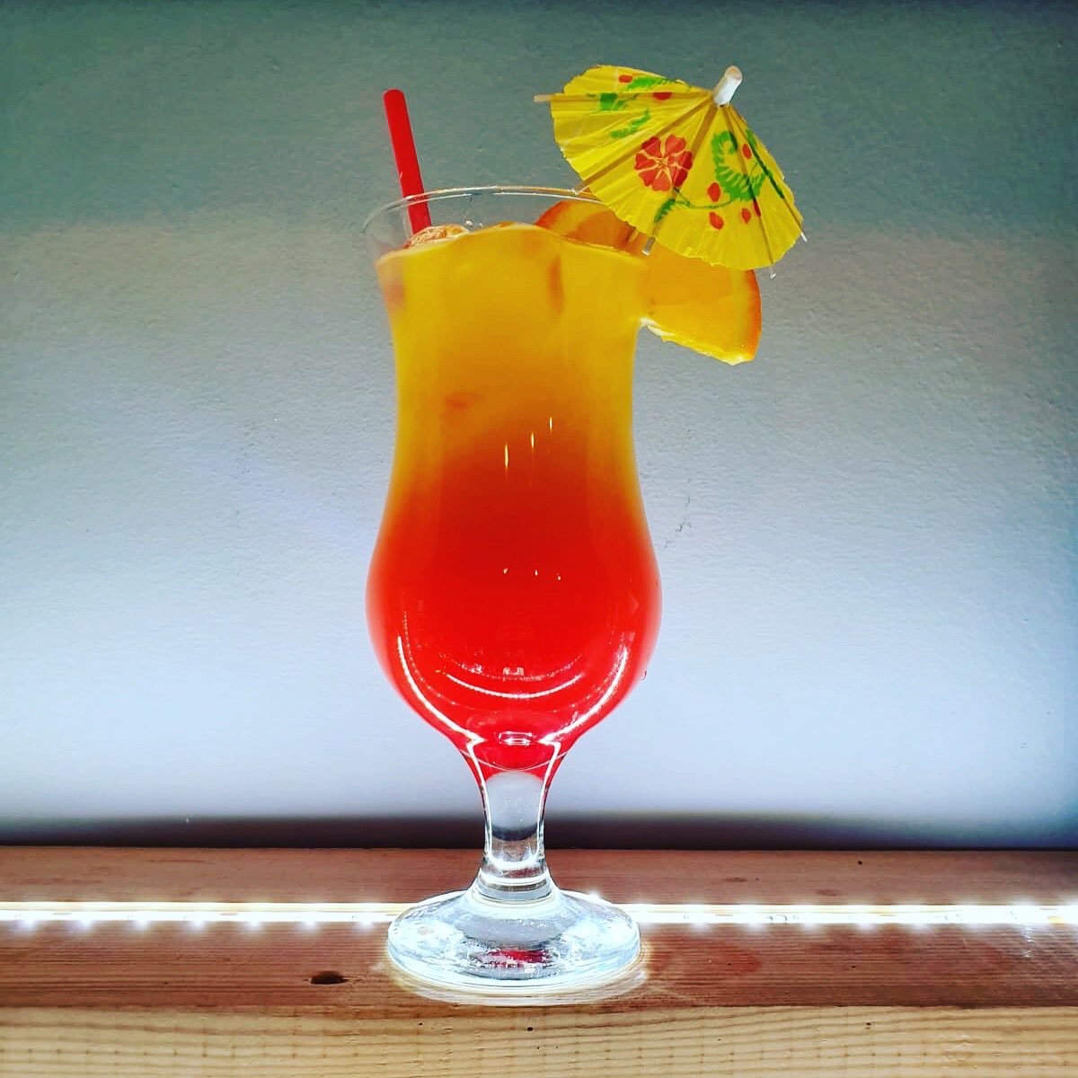 Happy Friday all! Although the weather may not be very summery #bankholidayvibes why not come and pretend you're on holiday with a Sex On The Beach, or one of our other cocktails, along with a tasty platter to share with friends?! 
#goodfood #cocktails #sharingplatters #finns2019