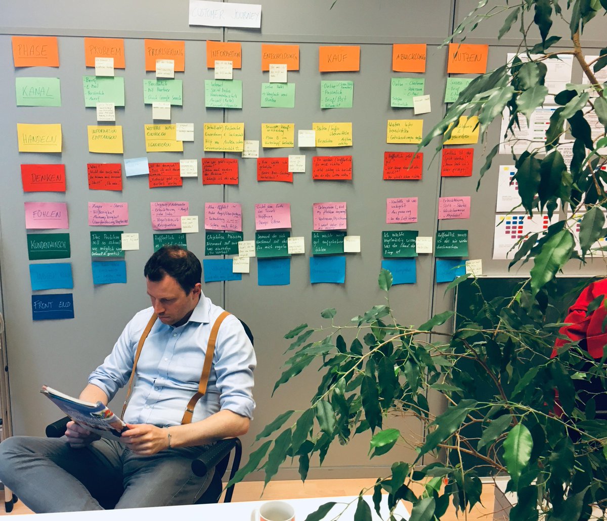 JaasEu's tweet photo. Manche meinen ja, Recht und Gesetze wären grau. Stimmt gar nicht. Unsere Customer Journey aber ist jedenfalls bunt! 🦄 https://t.co/UOyESMMuQY
