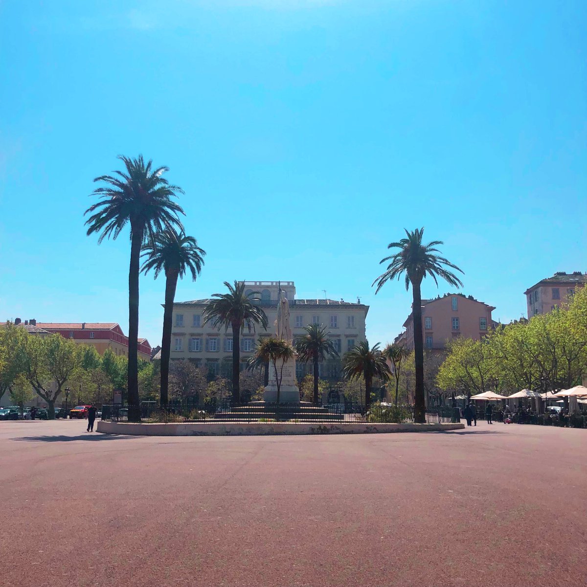 Volpy_Fr's tweet image. Qui pense qu&apos;on a de la chance chez Volpy de travailler dans ces conditions ? ☝️ #journeemondialedusoleil