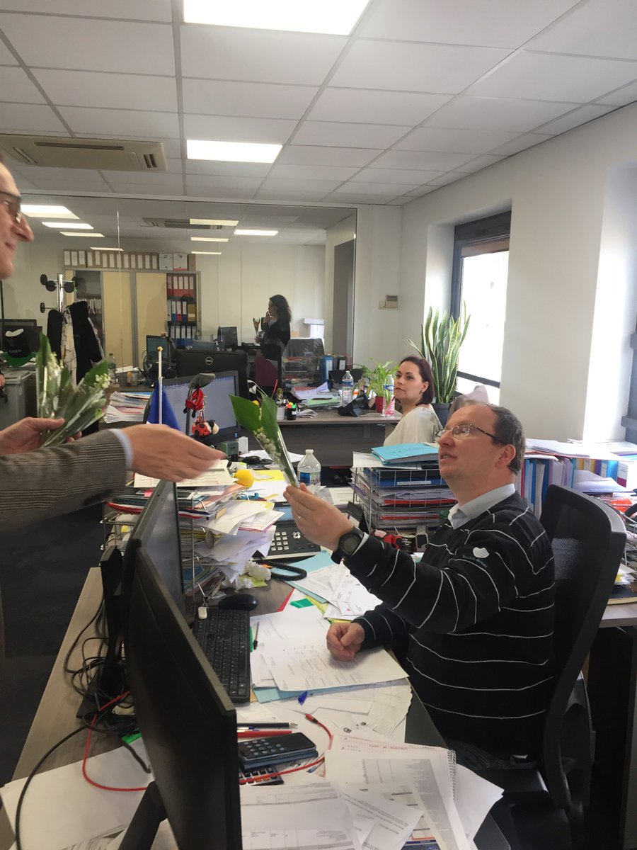 Be_Predictis's tweet photo. Retour en images sur la distribution de brins de muguet. Une belle initiative de la part notre Directeur Général Emmanuel Bouriez afin de souhaiter bonne chance à nos salariés et mandataires dans la réalisation de leur projet !
#FêteDuTravail #BePredictis https://t.co/maspVMxhnD