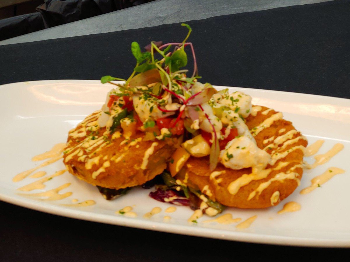 ChefRandal's tweet photo. Fried green tomato, jumbo lump crab meat, heirloom tomato salsa, and chipotle cream fraiche. https://t.co/nV0jqblSW8