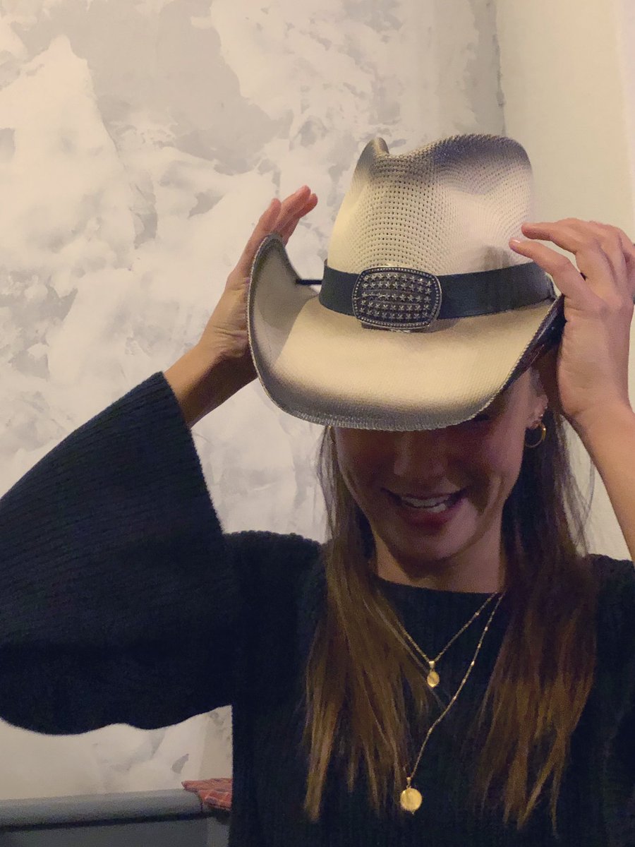 maikestl's tweet image. Heute sage ich „Haudy Hüte in die Tonne“. Ich war mit meiner Familie in Amerika. Den Hut habe ich aus Texas und erinnert mich an eine tolle Zeit. #19von100Tweets #SMSTexten #SMSChallenge