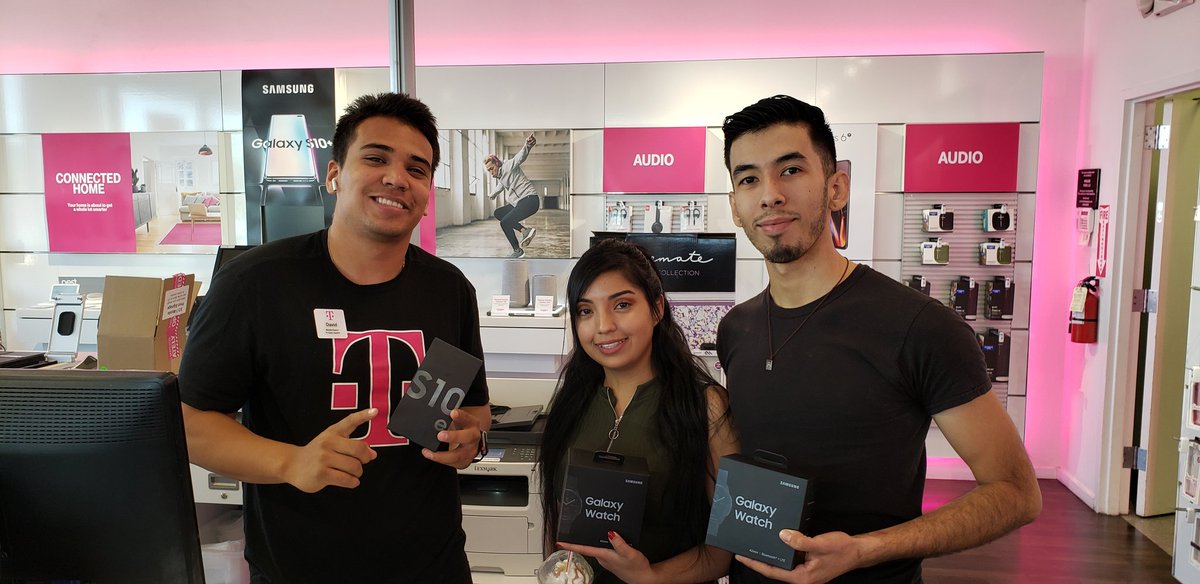 Adrian_Samsung's tweet photo. TMO George Dieter in El Paso, TX giving out amazing Samsung Sales with ME David! #SamsungMagentaWinWinWin #Samsungweekend @Krivs14 @SamsungMFBagala https://t.co/paVpPYsBF7