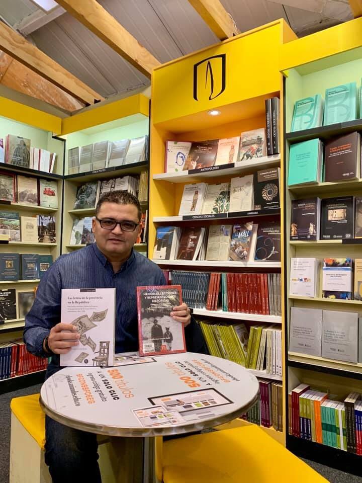 uni_cartagena's tweet photo. #NuestrosProfes | Rafael Acevedo, docente del Programa de Historia de la Facultad de Ciencias Humanas, presentó en la Filbo Feria del Libro de Bogotá, sus dos libros dedicados a estudiar la cultura letrada en las provincias del Caribe neogranadino.
Felicitaciones https://t.co/hHURa3cbRc